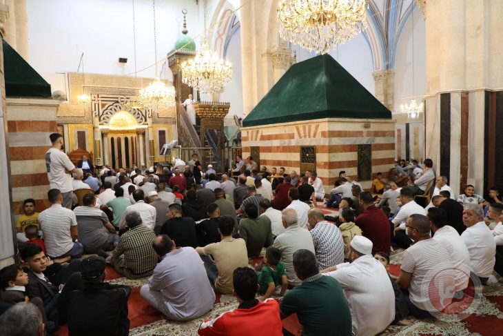 Despite the restrictions of the occupation - thousands perform Eid al-Adha prayers in the Ibrahimi Mosque