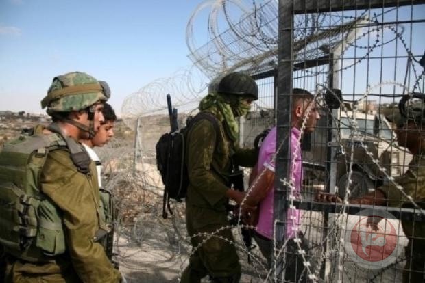 The occupation arrests two young men at a checkpoint south of Nablus