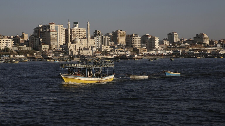 اشراف دولي وكاميرات مراقبة- تفاصيل إدخال الألياف الزجاجية لإصلاح قوارب الصيد بغزة