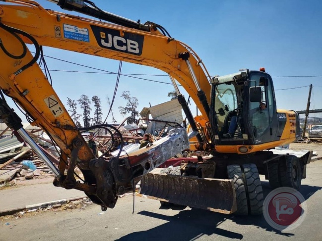 The occupation demolishes a number of commercial establishments north of Jenin