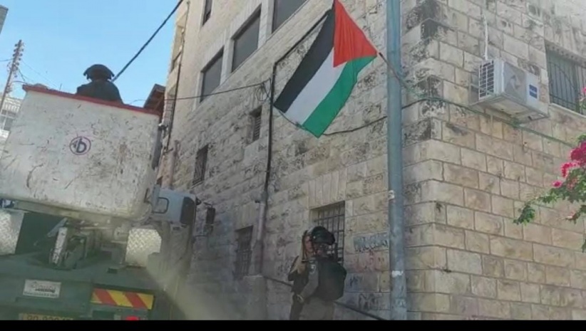 Checkpoints and Violations - The occupation confiscates Palestinian and faction flags from Issawiya