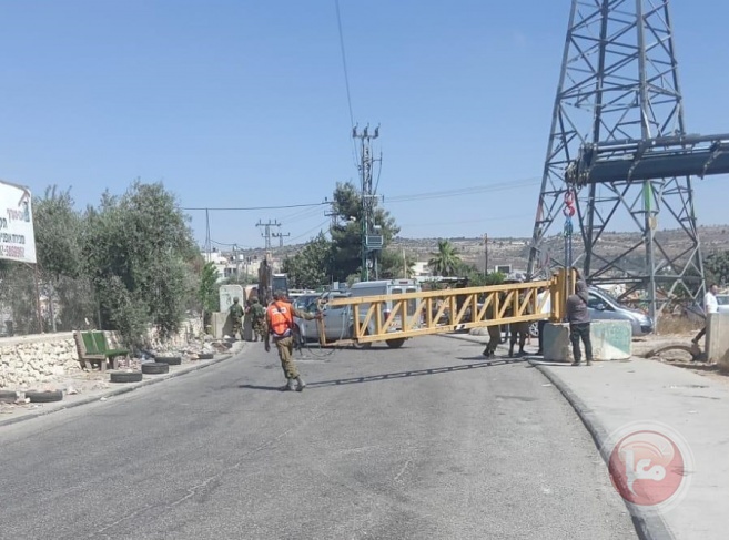 The occupation erects an iron gate at the entrance to Husan