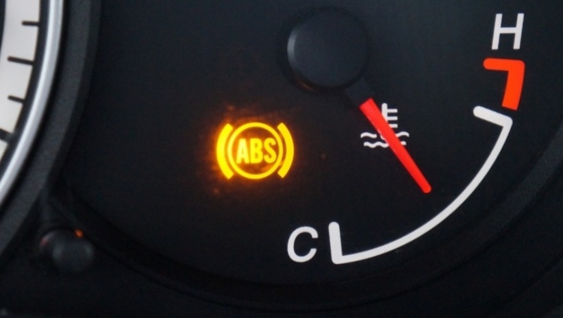 أسباب إضاءة علامة ABS في السيارة