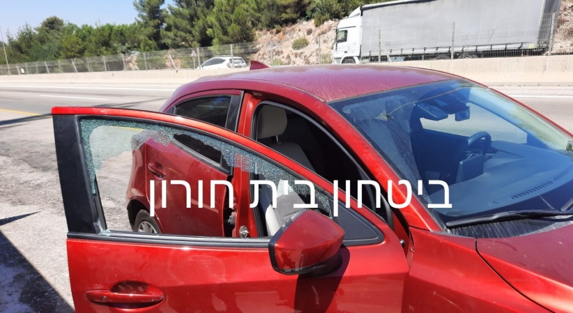 A female soldier was wounded after being stoned, southwest of Ramallah
