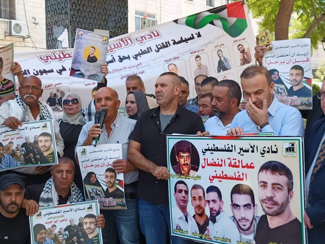 Hebron.. A stand to demand the release of the prisoner Nasser Abu Hamid