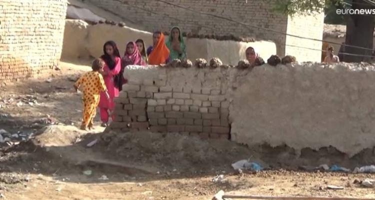 اكستانيون &quot;يفضلون الموت&quot; على مغادرة نسائهم قرية غمرتها الفيضانات
