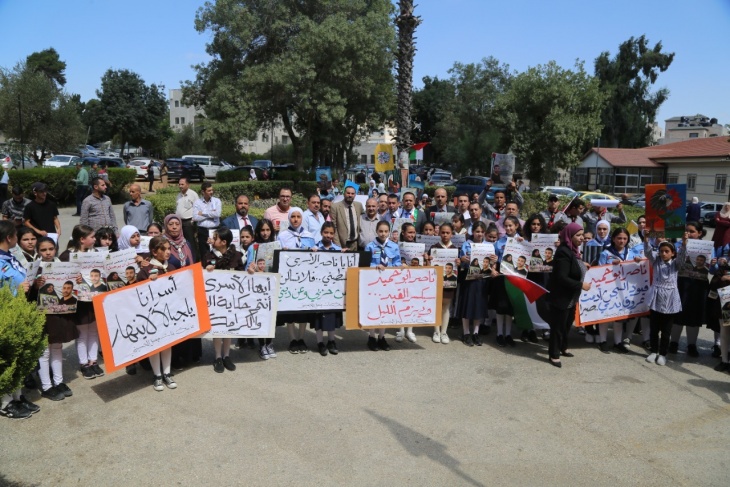 "Education"  Organizes a stand of support and backing for the prisoner Nasser Abu Hamid