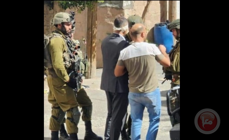 Hebron: The occupation raids the village of Taffouh and arrests a judge in the court