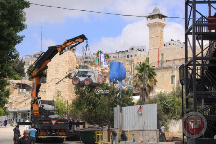 Settlers place an iron gate at the entrance to "Hosh al-Sharif"  In preparation for its capture in Hebron