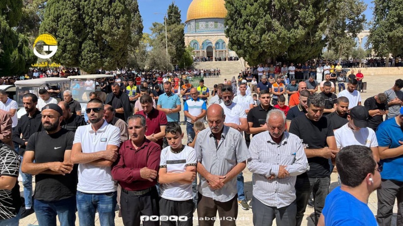 50 thousand perform Friday prayers in Al-Aqsa despite the restrictions of the occupation