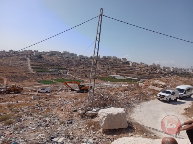 The occupation closes several roads with earth mounds, south of Hebron