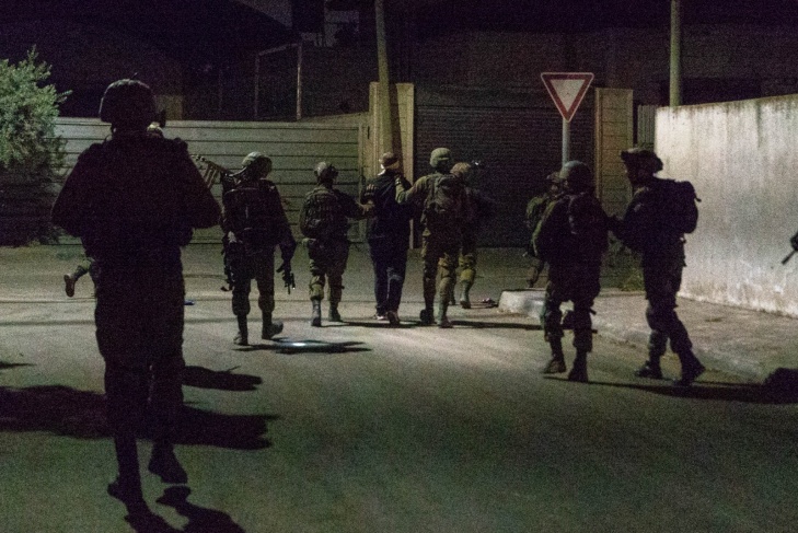 Clashes - Occupation arrests 16 Palestinians from the West Bank