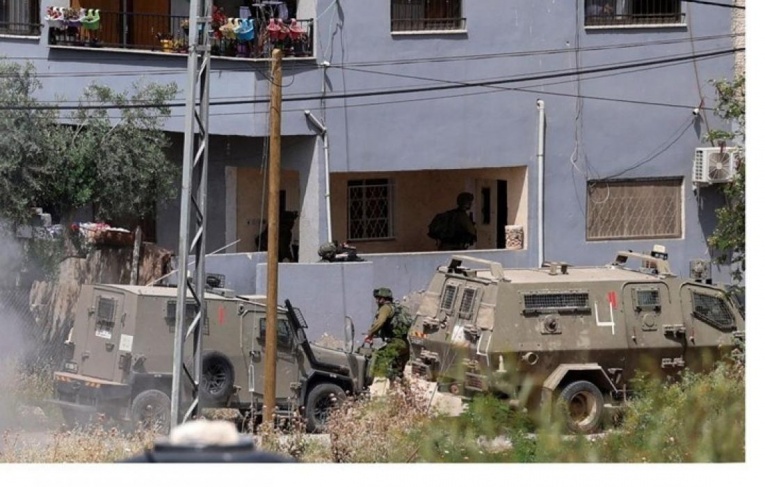 The occupation storms Anata, northeast of Jerusalem, and seizes CCTV recordings