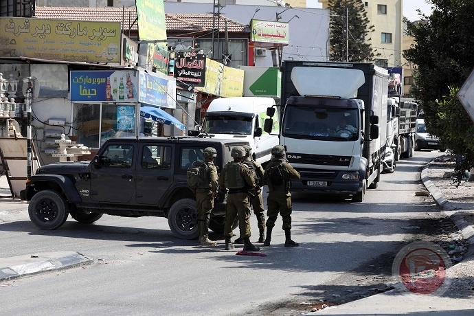 The occupation storms Nablus and carries out massive raids