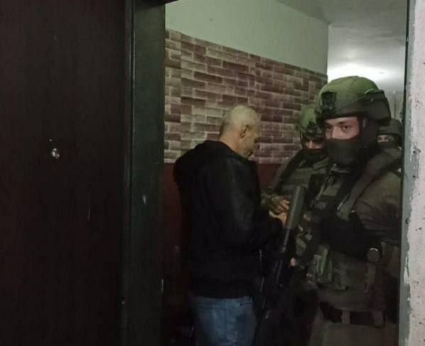 Confrontations..The occupation arrests the father and brother of the perpetrator of the Jerusalem operation