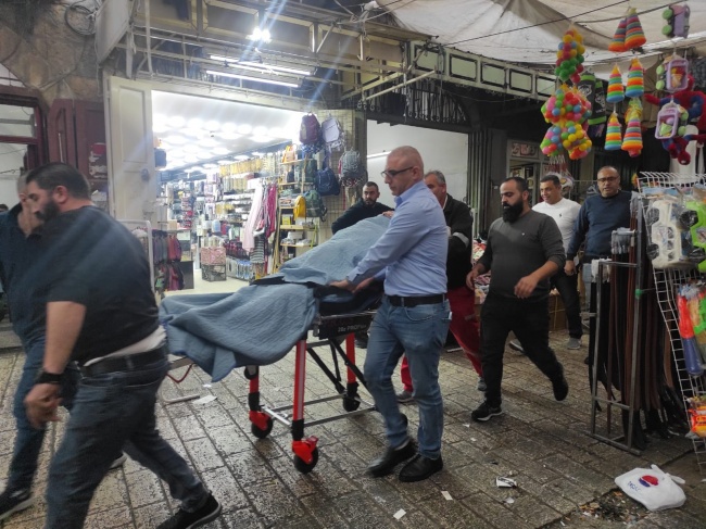 اصابة سيدة بحالة اغماء بعد اعتداء جنود الاحتلال على ابنها بالضرب في الخليل