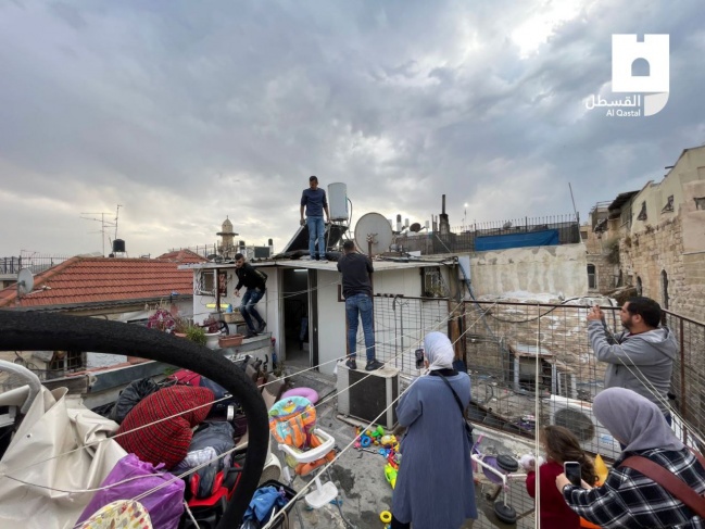 The occupation forces a Jerusalemite to demolish his house in Jerusalem