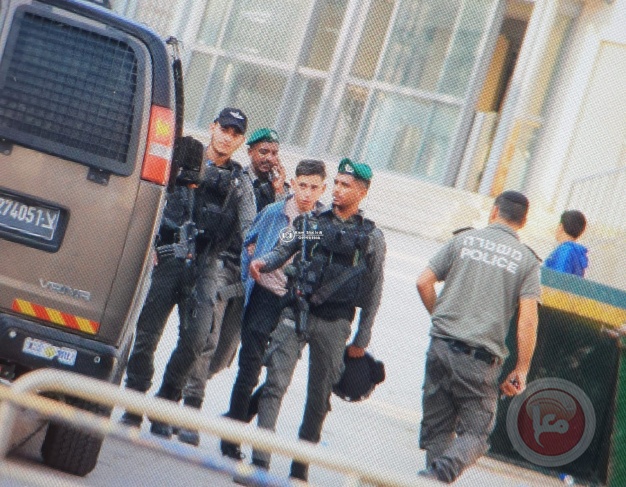 The occupation arrests a young man at a checkpoint near the Ibrahimi Mosque, allegedly for a stabbing attempt