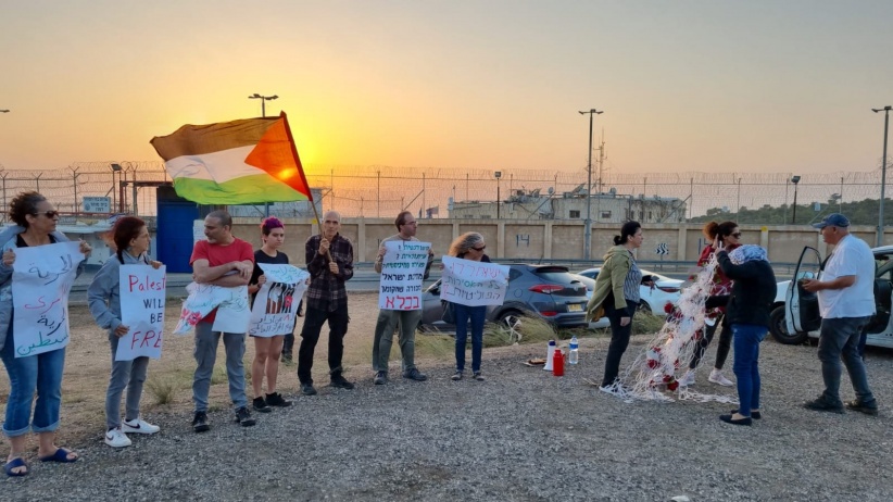 A pose of support and support for female prisoners in front of Damoun Prison