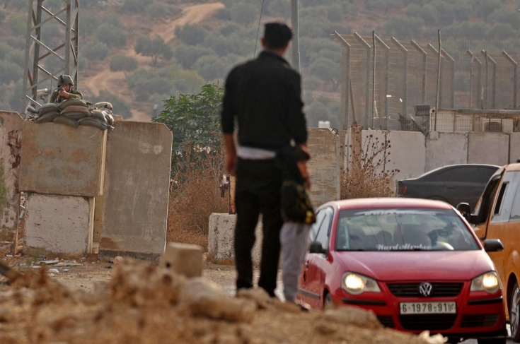 مواطنون يعانون جراء حصار الاحتلال لنابلس (تصوير جعفر اشية)