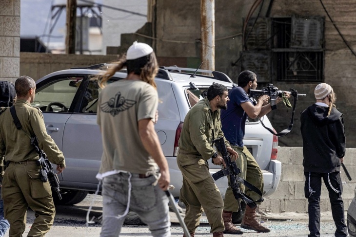 Settlers attack citizens' vehicles south of Nablus