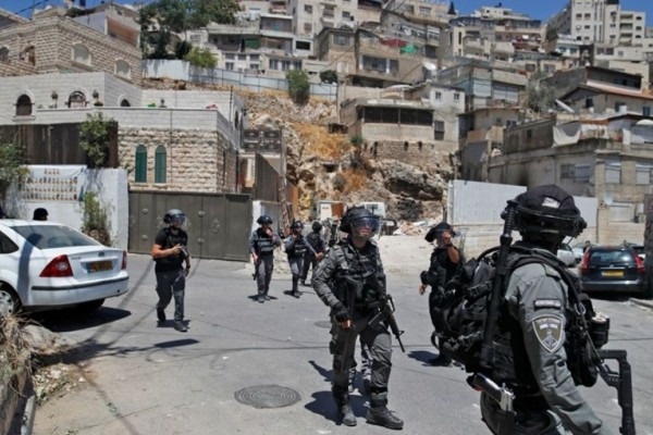 Occupation forces arrest two young men from Silwan
