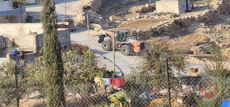 The occupation army demolishes tents and confiscates cars in the city of Yatta and Al-Musafer