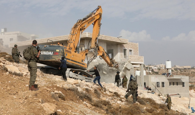 The occupation demolishes 5 houses in Yatta, south of Hebron