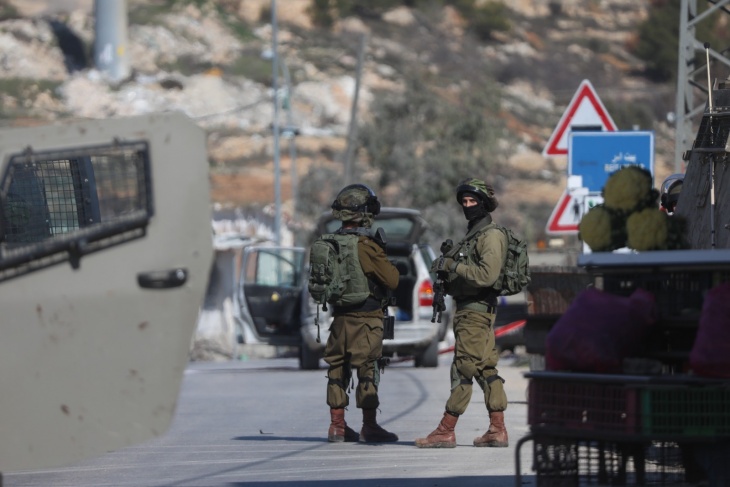The occupation sets up a military checkpoint at the entrance to Burin, south of Nablus