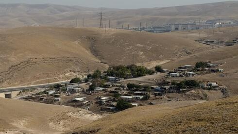 Settlers demand the eviction of Al-Khan Al-Ahmar, and Palestinian calls to thwart the plan