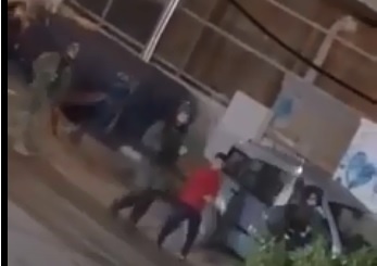 شاهد- جنود مدججون بالأسلحة خلال اعتقال طفل في بيت لحم