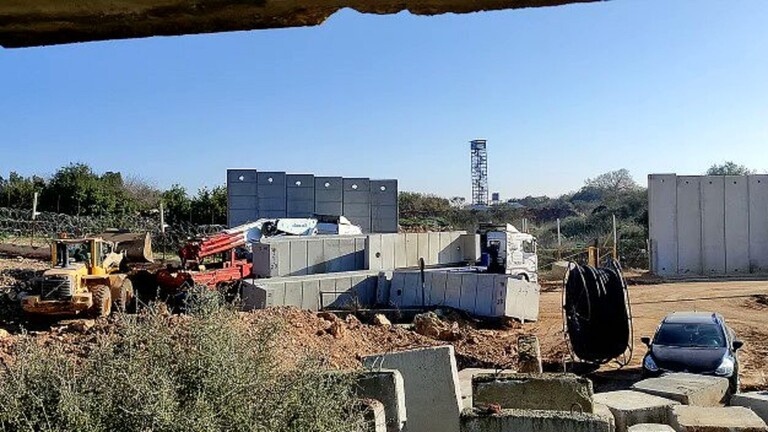 Israel builds a concrete barrier on the border with Lebanon