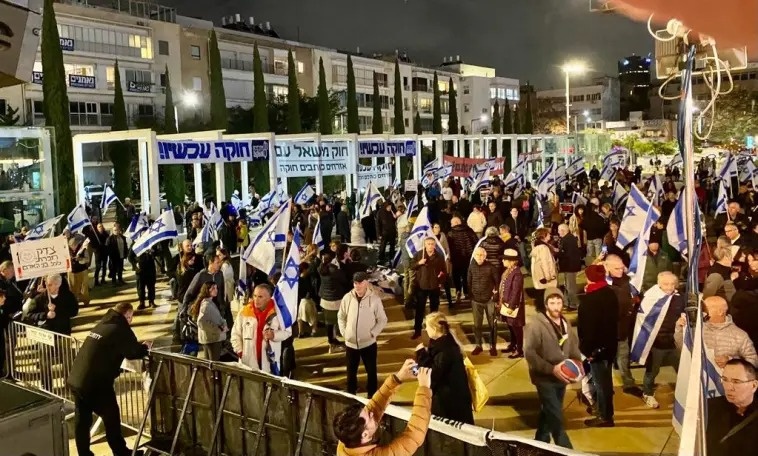 100,000 demonstrating against the Netanyahu government
