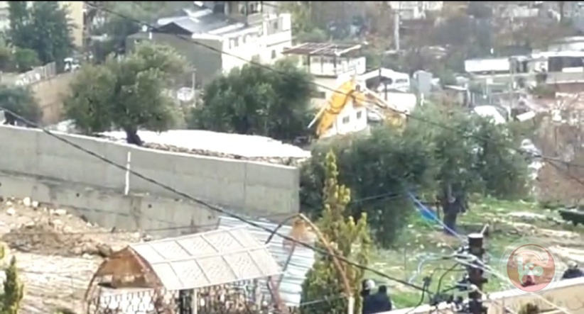 Silwan - The occupation municipality demolishes a room in Al-Thawri neighborhood (witness)