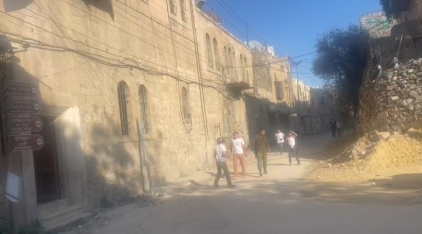 Hebron.. Settlers attack citizens near Bab Al-Zawiya checkpoint