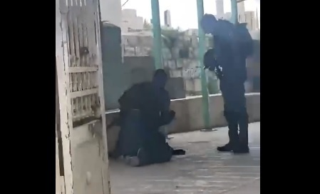 Jerusalem.. The occupation arrests a young man after assaulting him