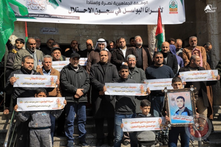 Hamas organizes a stand in support of the prisoners and the resistance in the West Bank