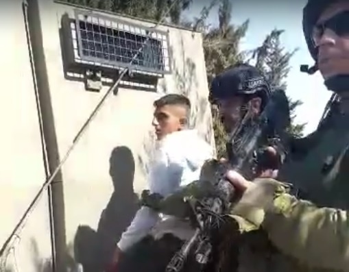 Occupation forces arrest a boy from Beit Ummar (video)