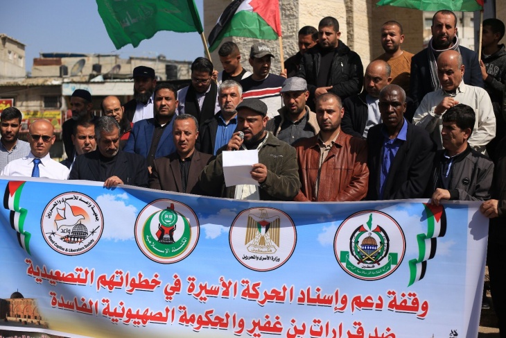 Hamas organizes a support stand for the prisoners in Rafah