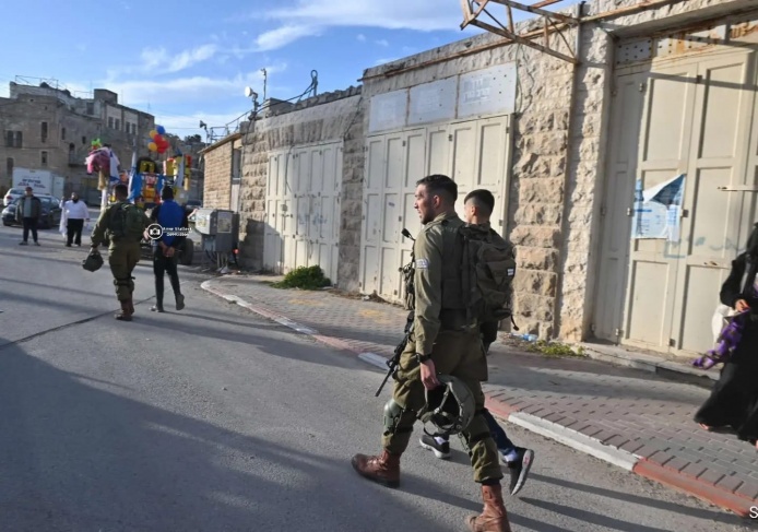 Hebron - Settlers attack citizens, and the occupation arrests 3 young men