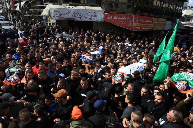 Jenin masses mourn the bodies of the martyrs of the "massacre"