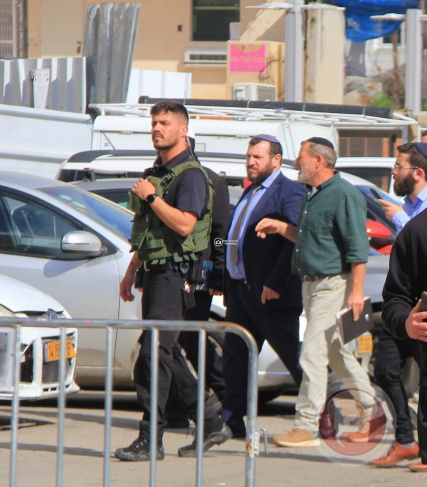 A minister in the occupation government storms the Ibrahimi Mosque