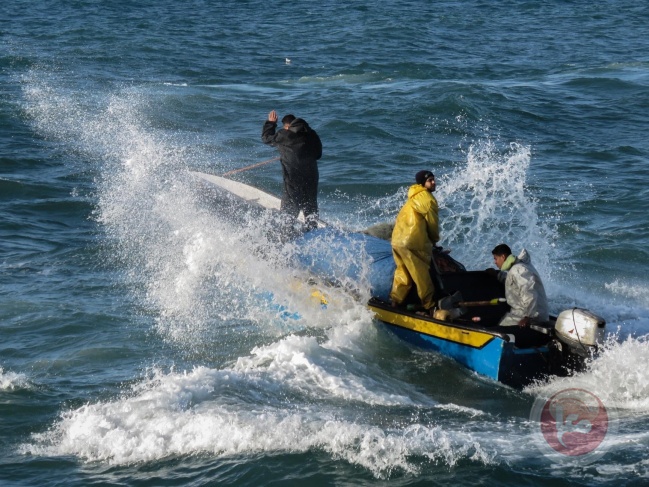 The occupation navy besieged a number of fishermen's boats in the sea northwest of Gaza