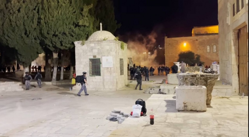 The occupation storms the Al-Aqsa Mosque and expels those who are in i'tikaaf from it