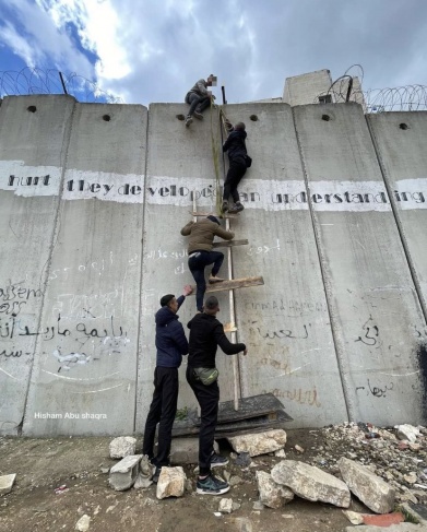 Citizens climb the wall of annexation and expansion to reach Al-Aqsa