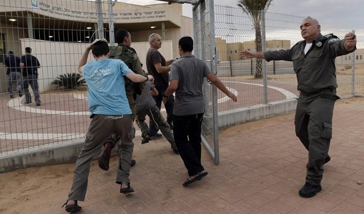 Israeli media: Thousands of settlers flee for fear of Gaza's revenge