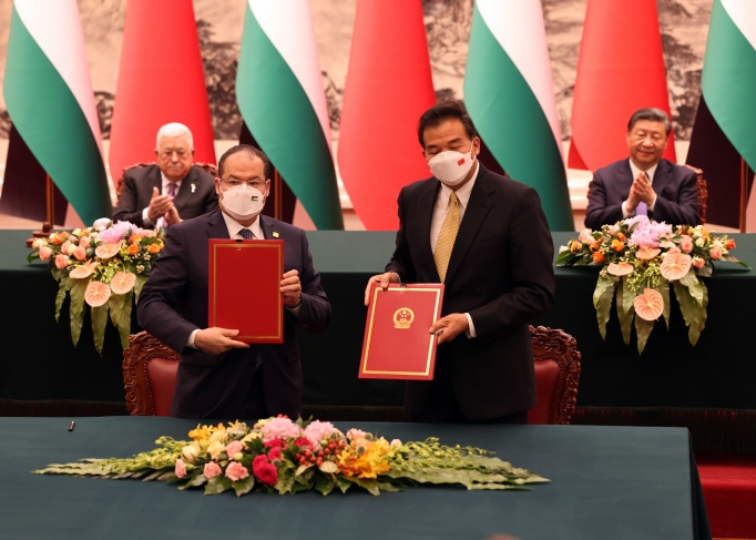 Signing cooperation agreements between Palestine and China