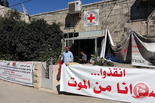 قراقع: مساع لنقل الأسرى المضربين لمستشفيات فلسطينية