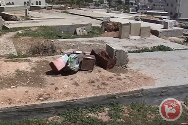 المجتمع المحلي يعيد ترميم مقابر مدينة الخليل