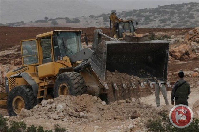 The occupation bulldozes lands south of Nablus